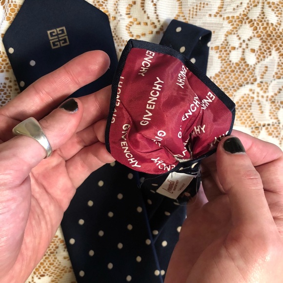 Vintage GIVENCHY tie from the 70s - Picture 3 of 4